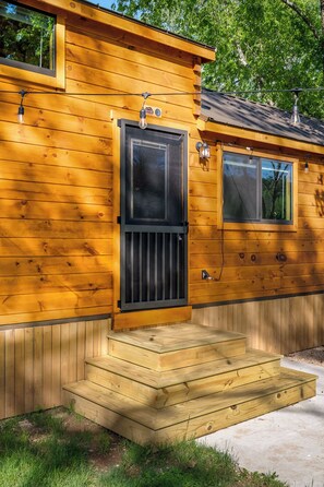 Exterior detail - Experience the timeless charm of the Pinecrest Cabin, a delightful twist on the classic cabin style. Step inside and be greeted by the warm and rustic log cabin ambiance that will transport you to the heart of Branson, MO. (Branson)