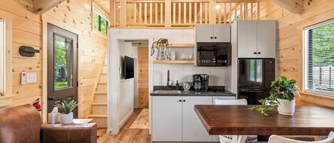 Refrigerador, microondas, placa de cocina, cafetera/tetera