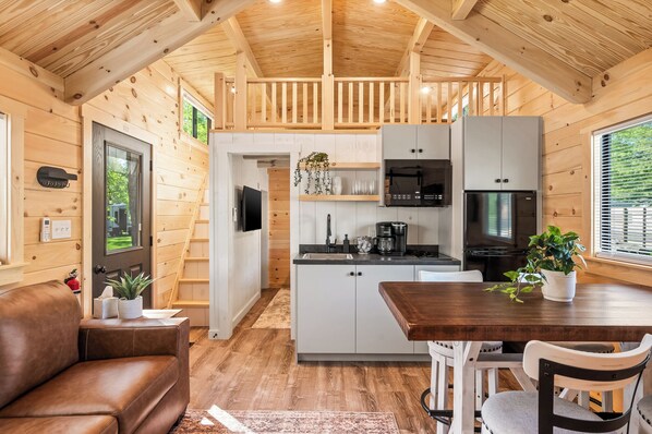 Fridge, microwave, stovetop, coffee/tea maker - Experience the timeless charm of the Pinecrest Cabin, a delightful twist on the classic cabin style. Step inside and be greeted by the warm and rustic log cabin ambiance that will transport you to the heart of Branson, MO. (Branson)