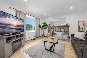 Een smart-tv en een open haard