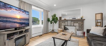 Cozy Niagara Oasis | Hot Tub | Huge Lot | 5 Min to the Falls