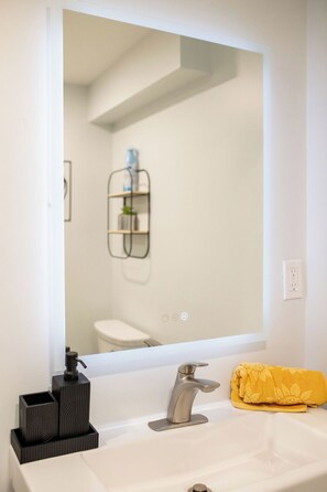 Shower, hair dryer, bidet, towels