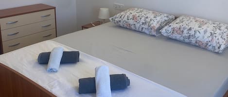 2 chambres, fer et planche à repasser, accès Internet, draps fournis
