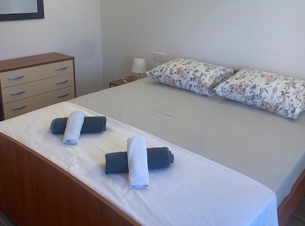2 chambres, fer et planche à repasser, accès à Internet, literie fournie