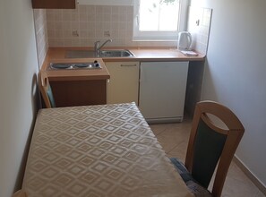 Een koelkast, een microgolfoven, een oven, een kookplaat