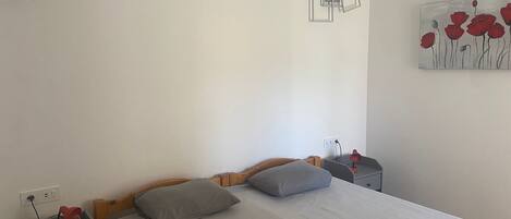 2 bedrooms, iron/ironing board, Internet, bed sheets