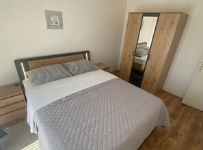 1 habitación, tabla de planchar con plancha, wifi y ropa de cama 