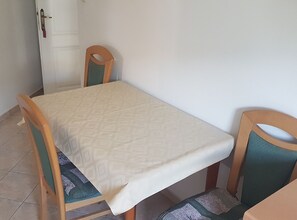 Een klein zithoekje met een tafel en twee stoelen.