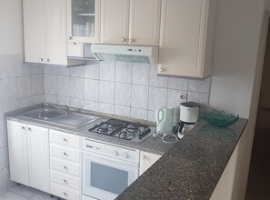 Kylskåp, mikrovågsugn, spishäll och kaffe- och tebryggare