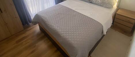3 bedrooms, iron/ironing board, internet, bed sheets
