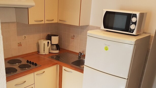 Coffee/tea maker, fridge, microwave, stovetop