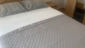 3 bedrooms, iron/ironing board, internet, bed sheets