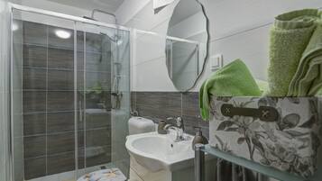 Douche, sèche-cheveux, serviettes fournies