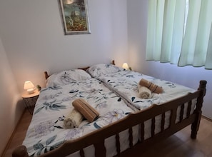 2 bedrooms, iron/ironing board, internet, bed sheets