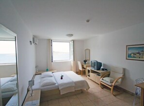 Iron/ironing board, Internet, bed sheets
