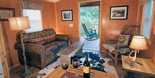 Sunset Pond Private Cabin with Private Hot Tub & options to experience our Texas Safari!