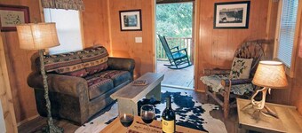 Sunset Pond Private Cabin with Private Hot Tub & options to experience our Texas Safari!