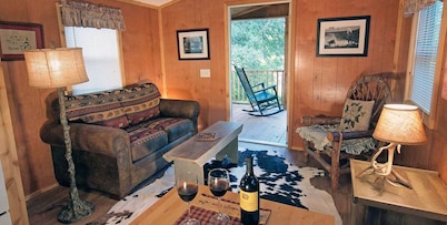 Sunset Pond Private Cabin with Private Hot Tub & options to experience our Texas Safari!