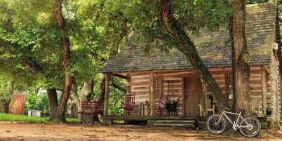 1800-style cedar Log Cabin on Blisswood Ranch with many optional activities!