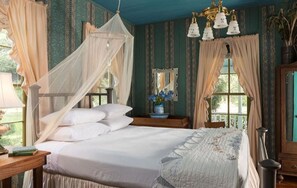 4 bedrooms, iron/ironing board, internet, bed sheets - The Enchanting Lehmann House on our Cowboy Ranch B&B with optional activities! (Cat Spring)