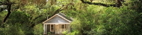 Exterior. Bluebonnet Bungalow with Private Hot Tub & options to enjoy fun Exotic Animal Safari!