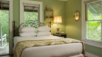 3 bedrooms, travel crib, bed sheets