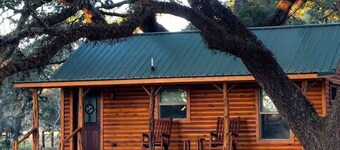 Tranquility Cabin Surrounded By Live Oak Trees With A Fabulous Private Hot Tub!