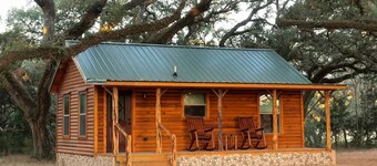 Tranquility Cabin Surrounded By Live Oak Trees With A Fabulous Private Hot Tub!