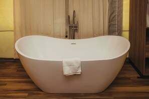 Shower, towels - Elevated Family Tent Suite (Fredericksburg)