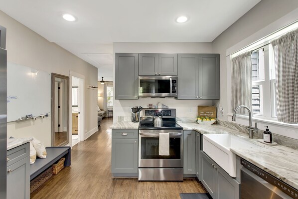 Fridge, microwave, oven, stovetop - Private 2BR House in Downtown Nashville - Near Broadway and Sleeps 6! ๐ (Nashville)