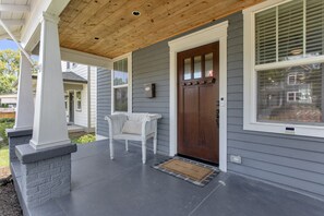 Terrace/patio - Private 2BR House in Downtown Nashville - Near Broadway and Sleeps 6! ๐ (Nashville)