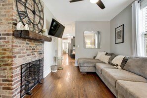 Smart TV, fireplace, video games, books - Private 2BR House in Downtown Nashville - Near Broadway and Sleeps 6! ๐ (Nashville)