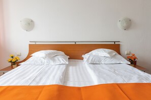 客房內保險箱、隔音、免費無線上網、床單