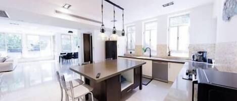 Kühlschrank, Mikrowelle, Ofen, Herdplatte