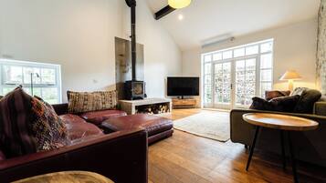 3 phòng ngủ, bàn, khu vực làm việc phù hợp cho laptop