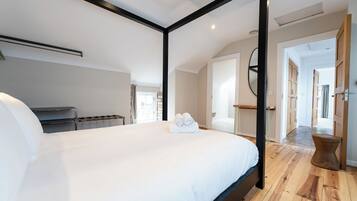 3 phòng ngủ, bàn, khu vực làm việc phù hợp cho laptop