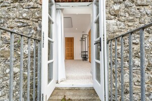 3 habitaciones, escritorio y espacio para trabajar con laptop 