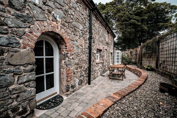 3 habitaciones, escritorio y espacio para trabajar con laptop