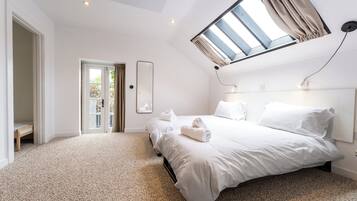 3 phòng ngủ, bàn, khu vực làm việc phù hợp cho laptop