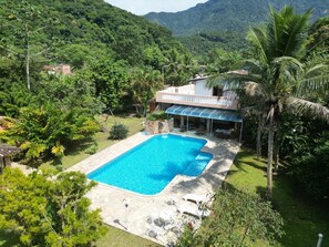 Outdoor pool, open 8:00 AM to 10:00 PM, pool loungers - Recanto da Rose Guesthouse (Caraguatatuba)