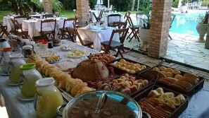 Free daily buffet breakfast  - Recanto da Rose Guesthouse (Caraguatatuba)