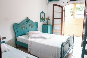 Basic Room | Laptop workspace, free WiFi, bed sheets - Recanto da Rose Guesthouse (Caraguatatuba)