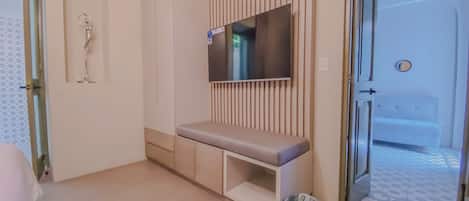 1 bedroom, desk, WiFi, bed sheets