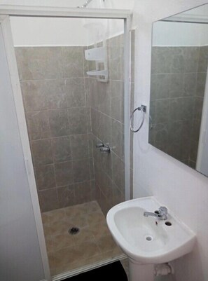 Douche, serviettes fournies, papier toilette