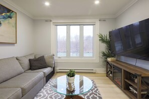 Smart TV, fireplace - Cottage on the Water | Hot Tub | 15 min to Beach, Wineries, Niagara Falls |  (St. Catharines)