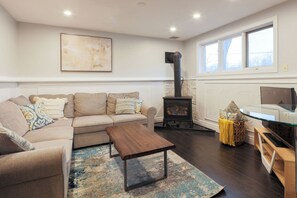 Smart TV, fireplace - Cottage on the Water | Hot Tub | 15 min to Beach, Wineries, Niagara Falls | (St. Catharines)