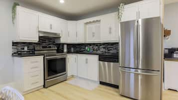 Coffee/tea maker, fridge, microwave, oven