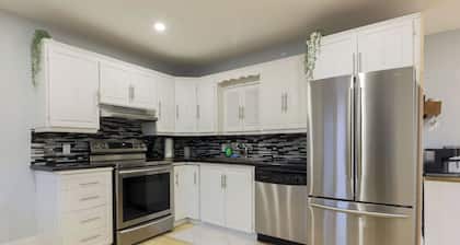 Cottage on the Water | Hot Tub | 15 min to Beach, Wineries, Niagara Falls |