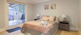 Cottage on the Water | Hot Tub | 15 min to Beach, Wineries, Niagara Falls | 