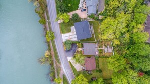 Vista aérea de una zona residencial con casas, una carretera y una masa de agua.